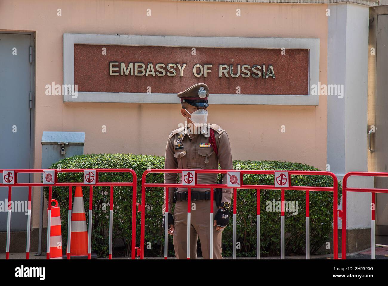 Bangkok, Thailand. 25.. Februar 2022. Ein thailändischer Polizist steht während der Demonstration vor der russischen Botschaft auf Wache. Kredit: SOPA Images Limited/Alamy Live Nachrichten Stockfoto