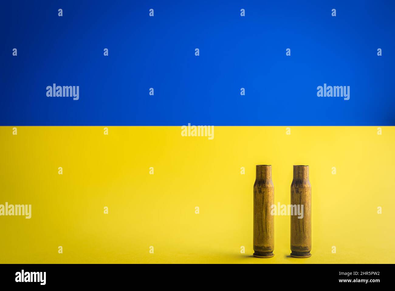 Geschosse auf dem Hintergrund der ukrainischen Flagge isoliert. Russland und die Ukraine Kriegskonzept. Krieg beenden. Stockfoto