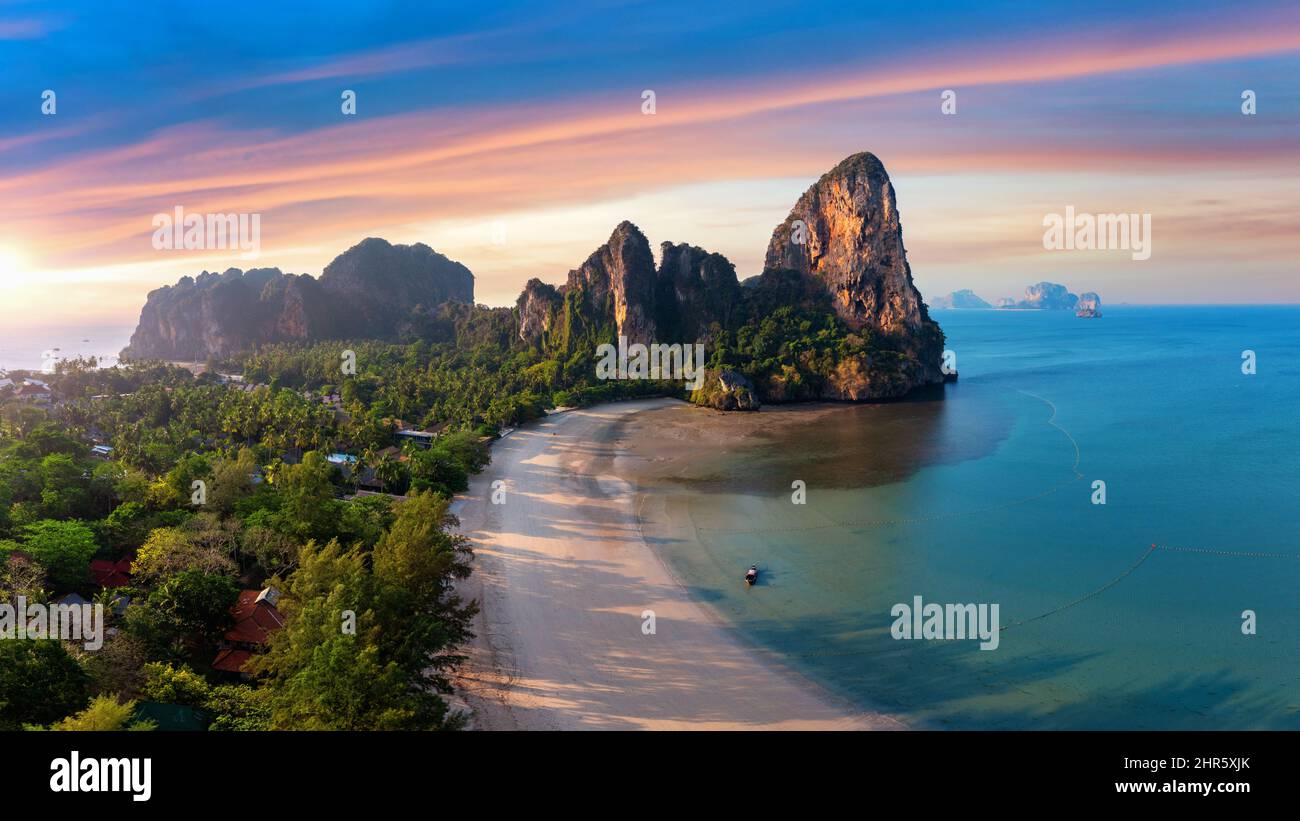 Landschaft des Railay Strandes bei Sonnenaufgang in Krabi, Thailand. Stockfoto