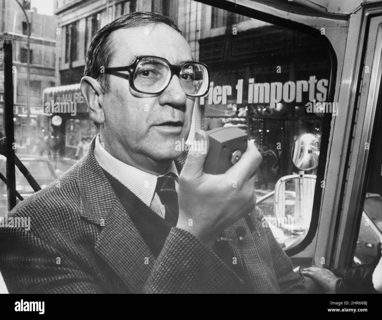 Der Dichter Gaston Miron führt einen Bus durch Montreal, um Zeichen zu zeigen, die gegen QuebecÕSprachgesetz verstoßen, Montreal, Que., 1987. Miron argumentiert, dass ein Traum von einer Nation in Quebec jeden Politiker überdauern wird. DIE KANADISCHE PRESSE Stockfoto