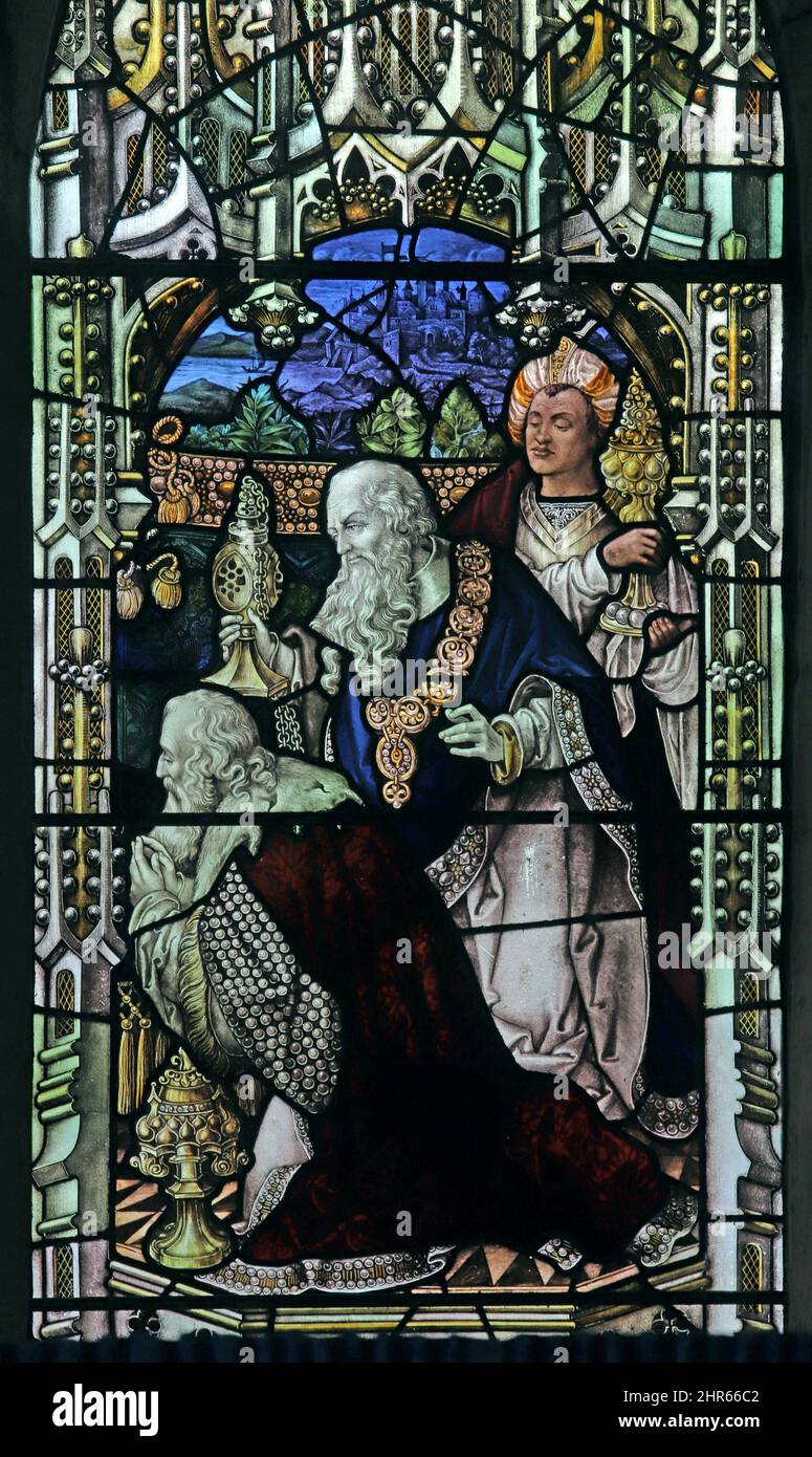 Buntglasfenster von Percy Bacon & Brothers, das die Anbetung der Könige darstellt, entworfen von Ernest Geldart, St Mary's Church, Coddenham, Norfolk Stockfoto