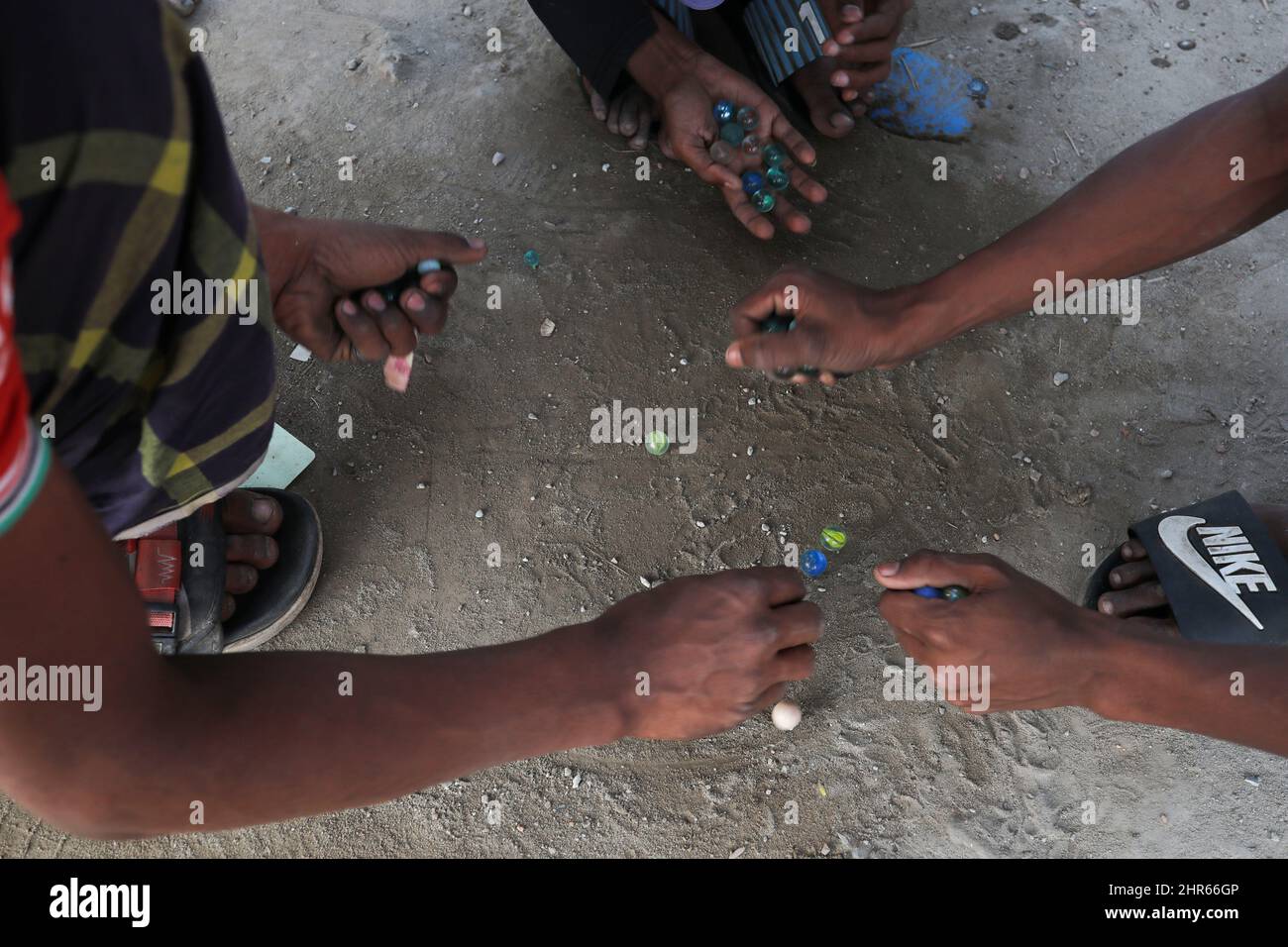 Dhaka, Bangladesch. 25.. Februar 2022. Kinder werden in einem Slum-Gebiet gesehen, oft sind diese Kinder in Dhaka, Bangladesch, häufig verkümmert und unterernährt und verseucht mit Nahrung und Wasser. (Bild: © Kazi Salahuddin via ZUMA Press Wire) Stockfoto