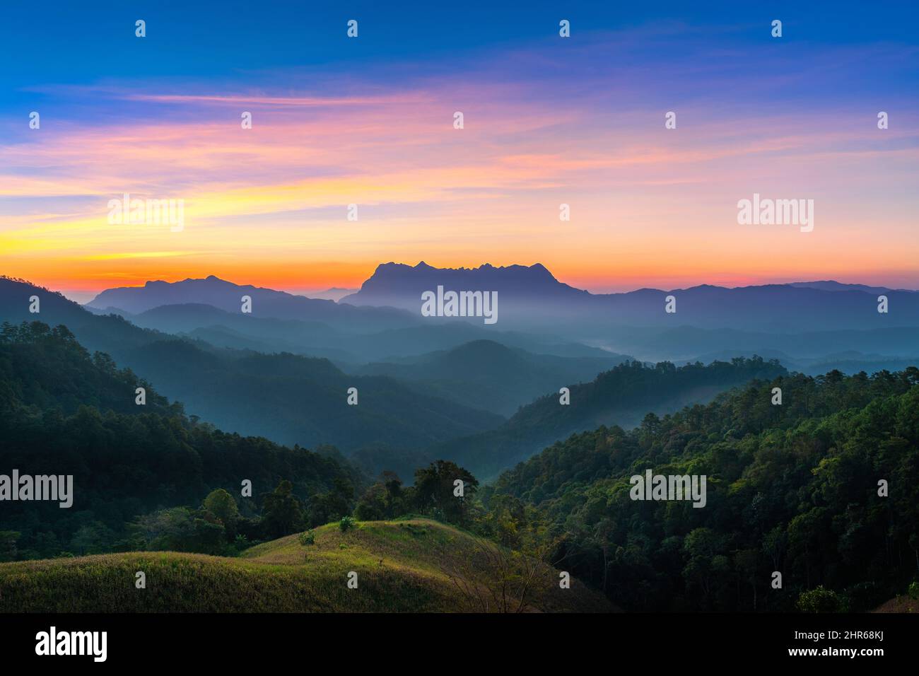 Doi Luang Chiang Dao Berge bei Sonnenaufgang in Chiang Mai, Thailand. Stockfoto