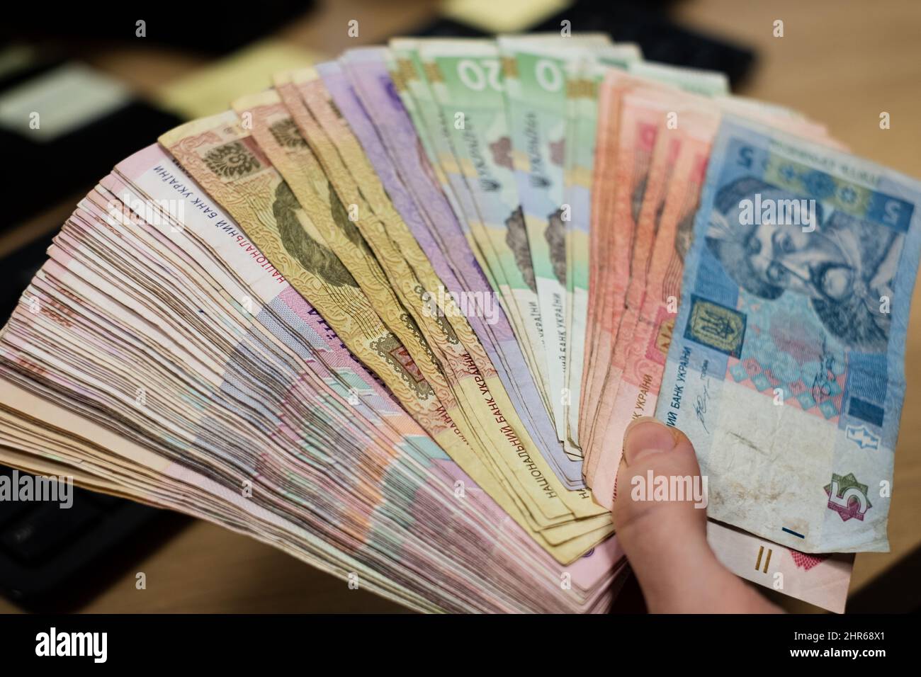 Ukrainisches Geld Ukraine Griwna Papiernoten (UAH). Großer Haufen der Ukraine grivna Bargeld. Das Bankensystem und das Konzept der Wirtschaftskrise in der Ukraine. Stockfoto