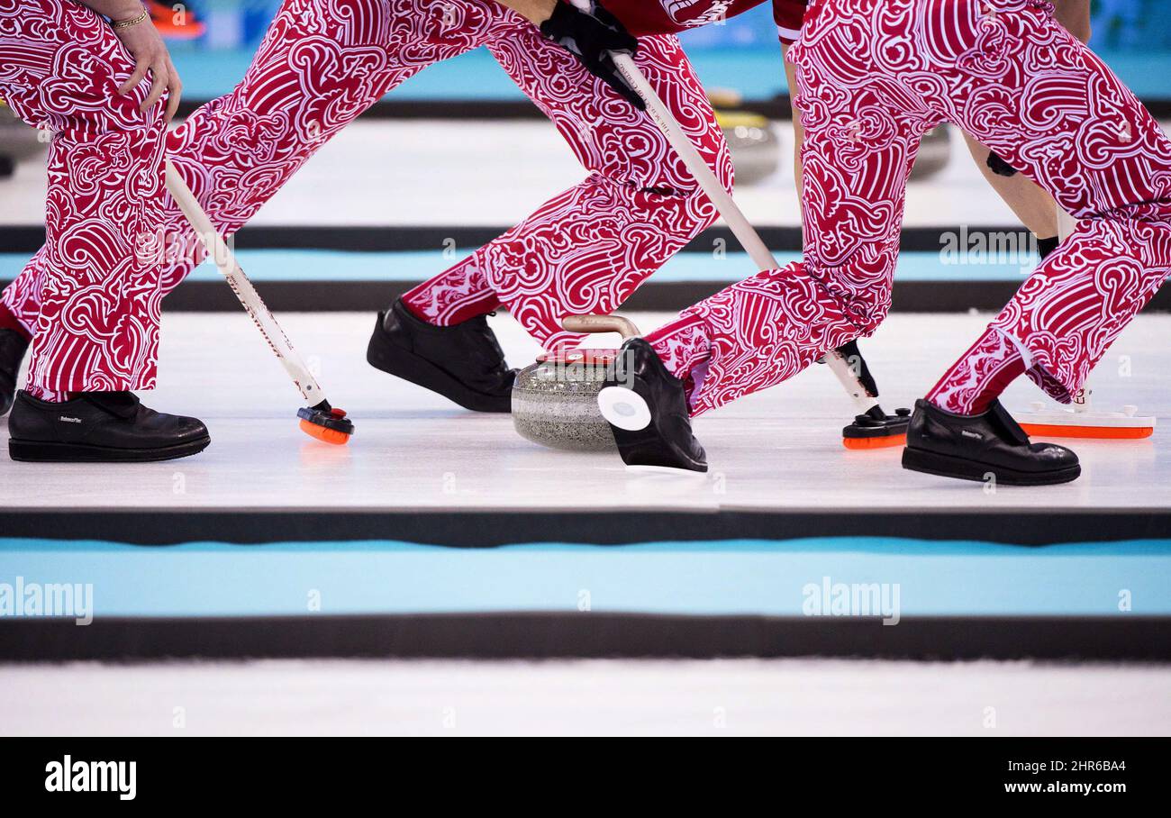 Die Spieler der Russischen Föderation werden am Mittwoch, den 12. Februar 2014, bei den Olympischen Winterspielen in Sotschi 2014 in Sotschi, Russland, mit stylischen Hosen am achten Ende des Spiels gegen Kanada präsentiert. DIE KANADISCHE PRESSE/Nathan Denette Stockfoto
