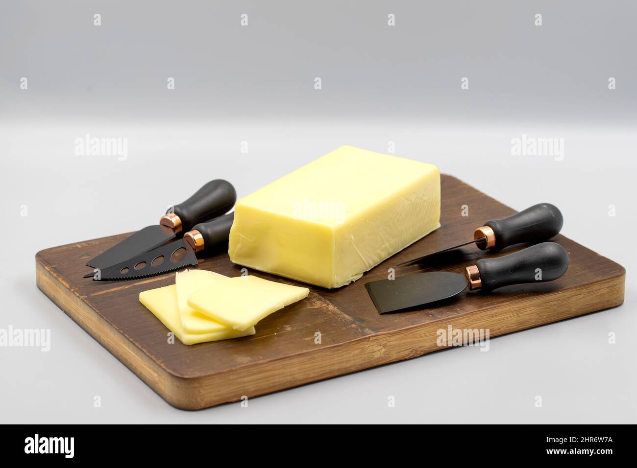 Kashar-Käse oder Kashkaval-Käse auf weißem Hintergrund. Cheddar-Käse In Scheiben Stockfoto