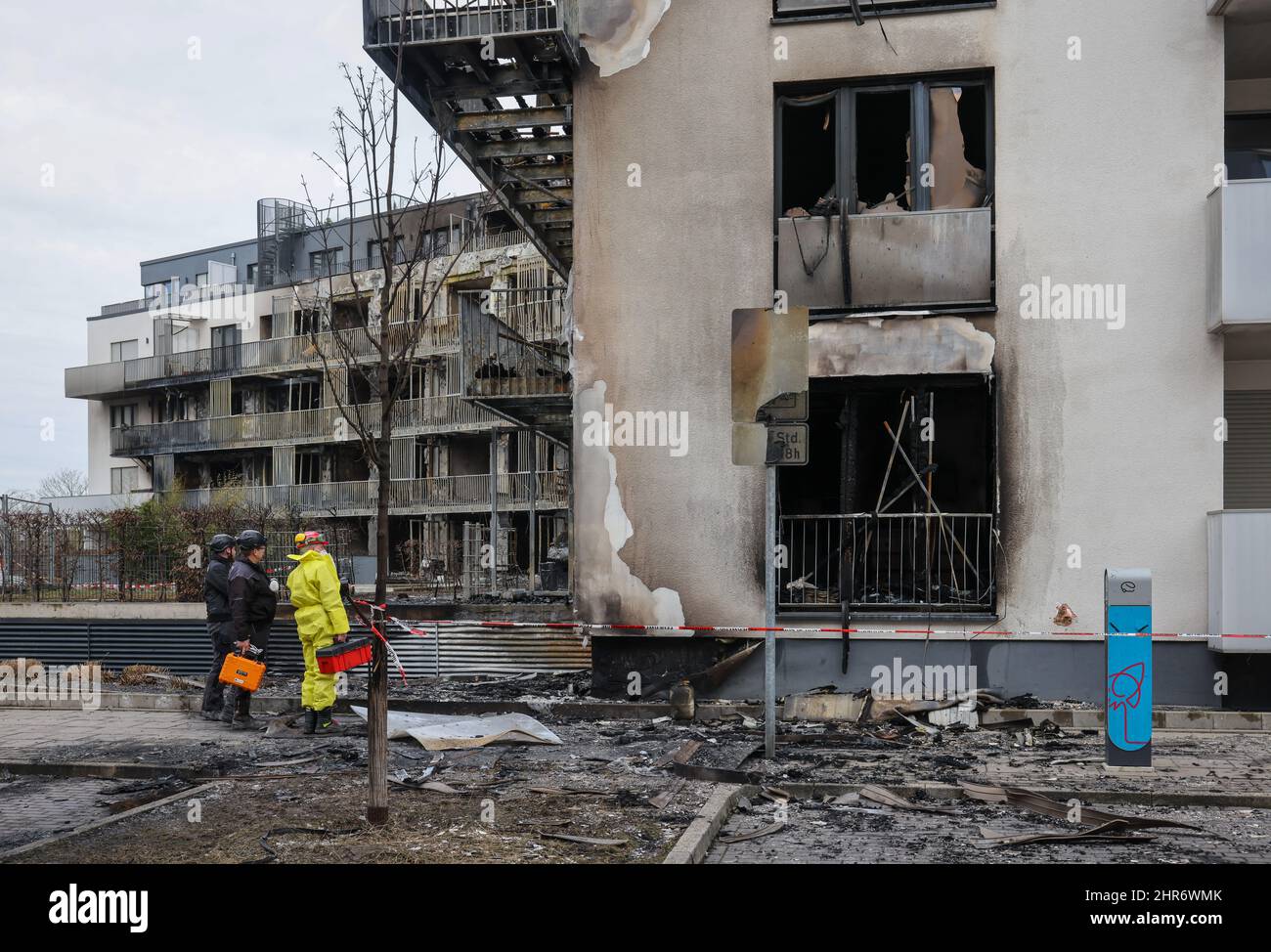 Essen, Nordrhein-Westfalen, Deutschland - Großbrand in der Essener Weststadt. Wegen der Gefahr des Zusammenbruchs, die Ruinen des Feuers in der Wohnung b Stockfoto