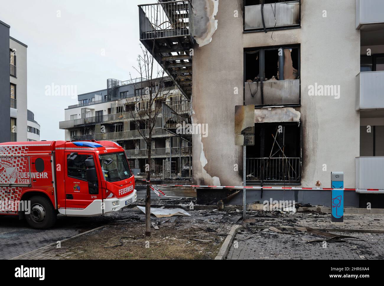 Essen, Nordrhein-Westfalen, Deutschland - Großbrand in der Essener Weststadt. Wegen der Gefahr des Zusammenbruchs, die Ruinen des Feuers in der Wohnung b Stockfoto