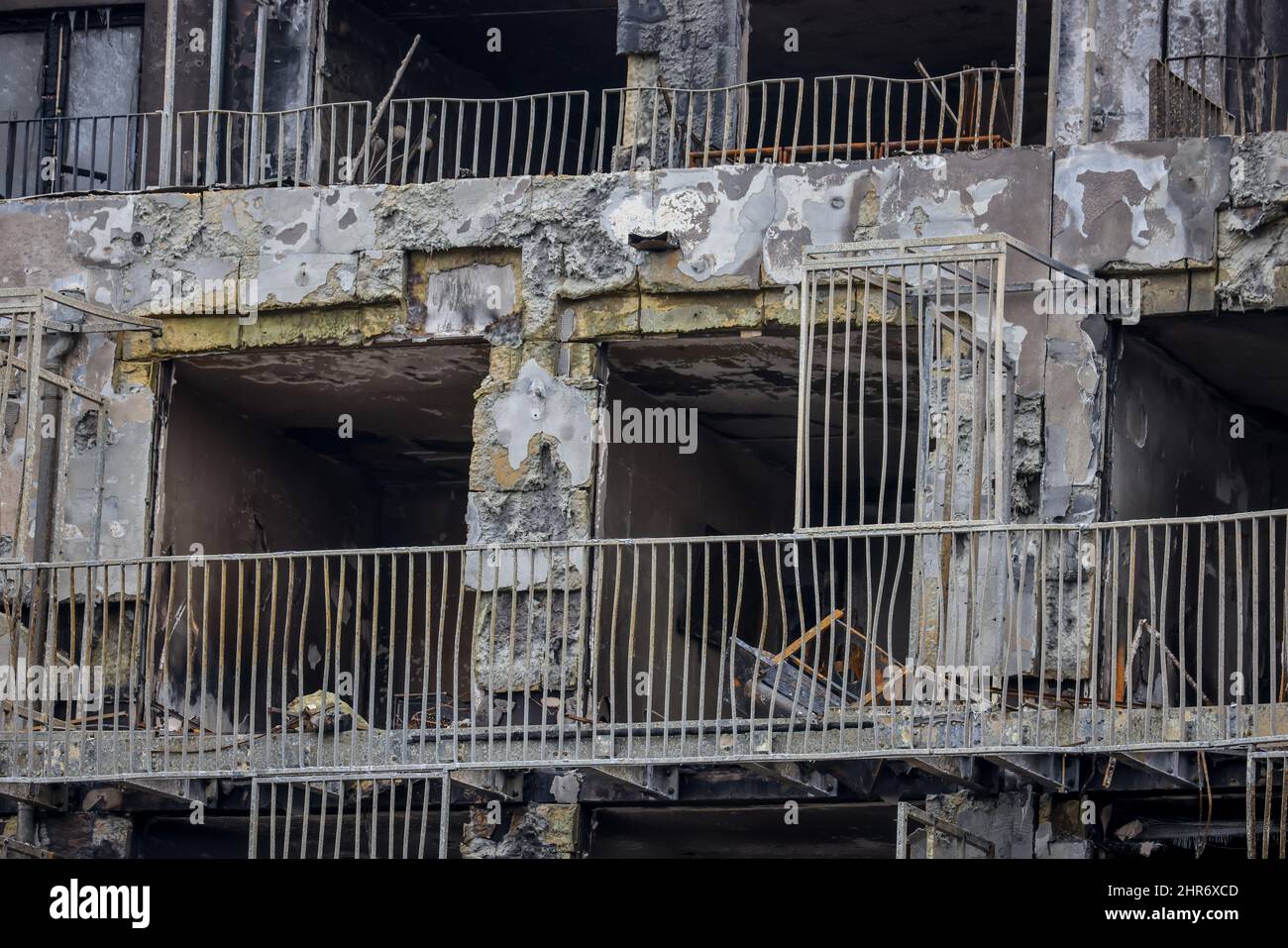 Essen, Nordrhein-Westfalen, Deutschland - Großbrand in der Essener Weststadt. Wegen der Gefahr des Zusammenbruchs, die Ruinen des Feuers in der Wohnung b Stockfoto