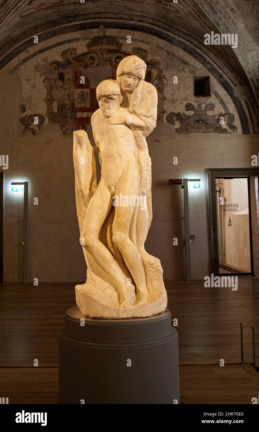 Mailand, Lombardei, Italien, Europa. Das Castello Sforzesco, das im 15.. Jahrhundert von Herzog Francesco Sforza erbaut wurde, befindet sich im Zentrum der Stadt. Unvollendete Marmorskulptur Pietà Rondanini, von Michelangelo Buonarroti (1475-1564). Sie stellt die Madonna dar, die nach der Kreuzigung den Leichnam ihres Sohnes Jesus stützt. Museo Pietà Rondanini. Stockfoto