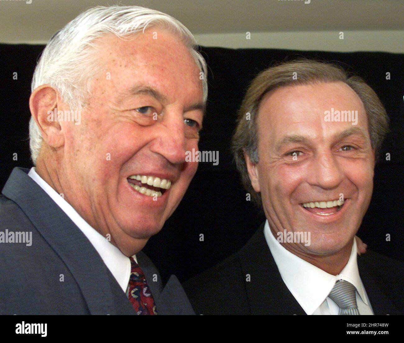 Ehemalige Montreal Canadiens Eishockey-Größen Jean Beliveau (links) und Guy Lafleur haben ein Lachen während einer Pressekonferenz, um die neue Montreal Canadiens Kinderstiftung im Molson Center in Montreal Donnerstag, den 31. August 2000 bekannt zu geben. Der ehemalige Montreal Canadiens-Star Jean Beliveau starb am Dienstag im Alter von 83 Jahren. DIE KANADISCHE PRESSE/Ryan Remiorz Stockfoto