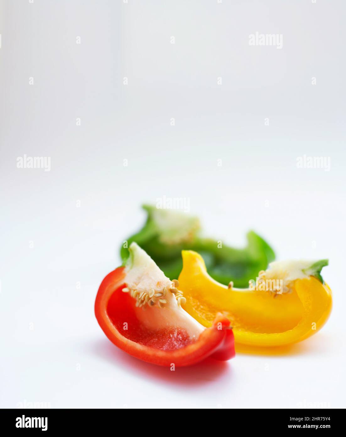 Farbenfrohe Güte. Studio Shot aus geschnittenen Paprika. Stockfoto