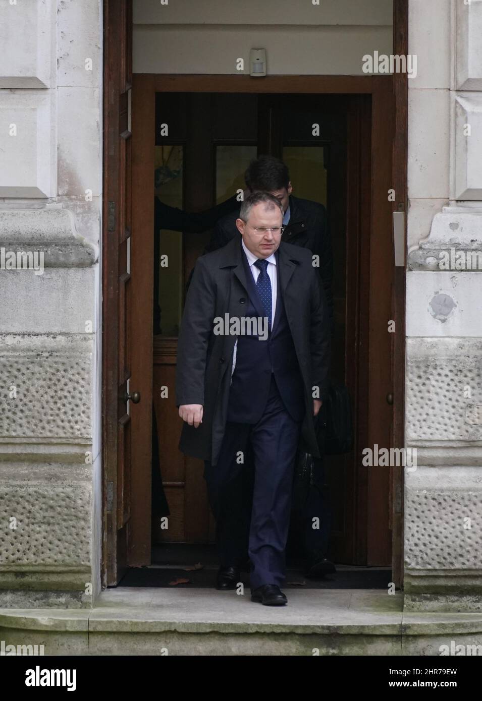 Der weißrussische Botschafter im Vereinigten Königreich, Maxim Yermalovich, verließ das Außen- und Commonwealth-Büro im Zentrum von London, nachdem er wegen der ukrainischen Invasion vorgeladen worden war. Bilddatum: Freitag, 25. Februar 2022. Siehe PA Geschichte POLITIK Ukraine. Bildnachweis sollte lauten: Stefan Rousseau/PA Wire Stockfoto