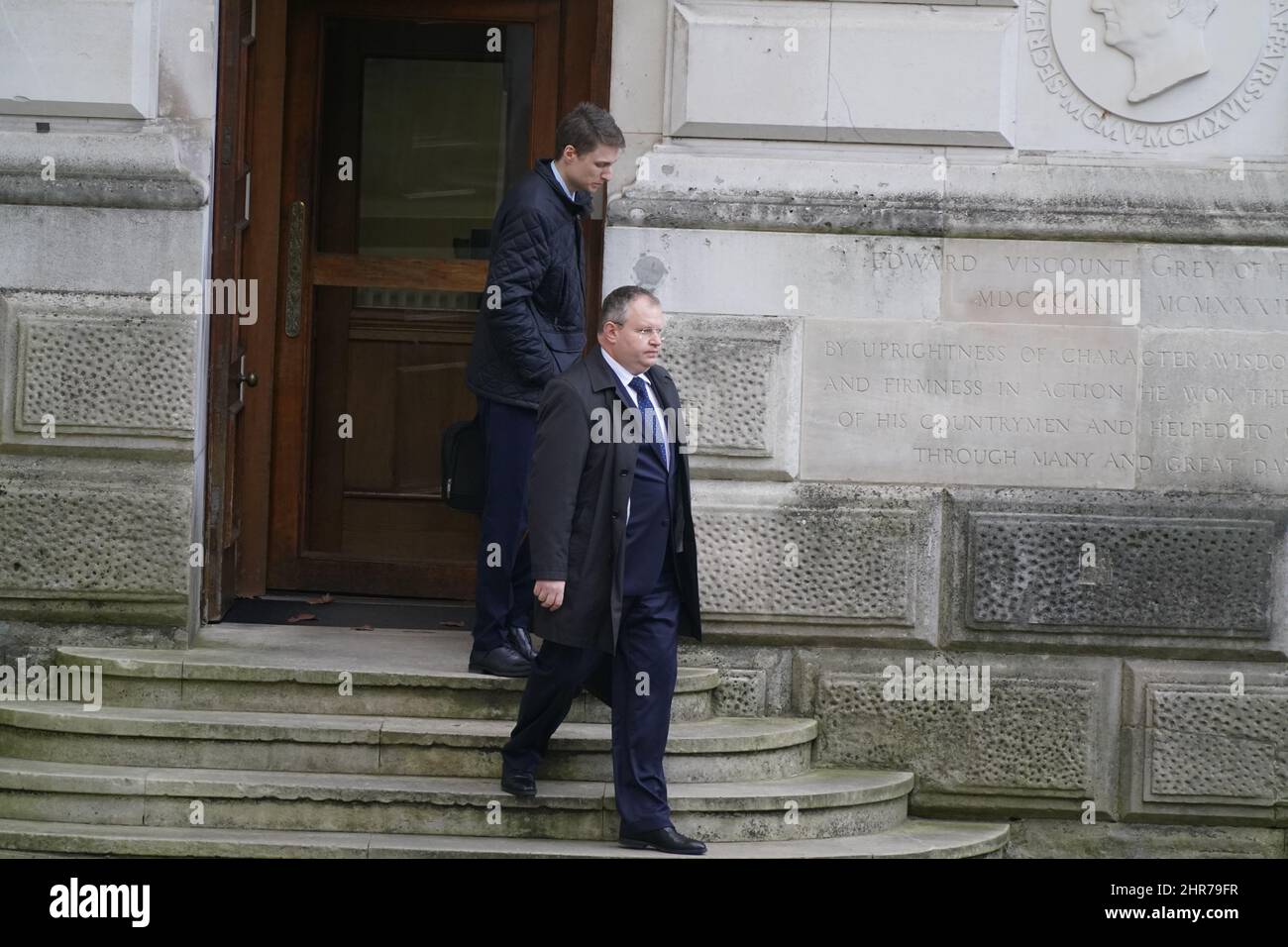Der weißrussische Botschafter im Vereinigten Königreich, Maxim Yermalovich (Front), verließ das Foreign & Commonwealth Office im Zentrum von London, nachdem er wegen der ukrainischen Invasion vorgeladen worden war. Bilddatum: Freitag, 25. Februar 2022. Siehe PA Geschichte POLITIK Ukraine. Bildnachweis sollte lauten: Stefan Rousseau/PA Wire Stockfoto