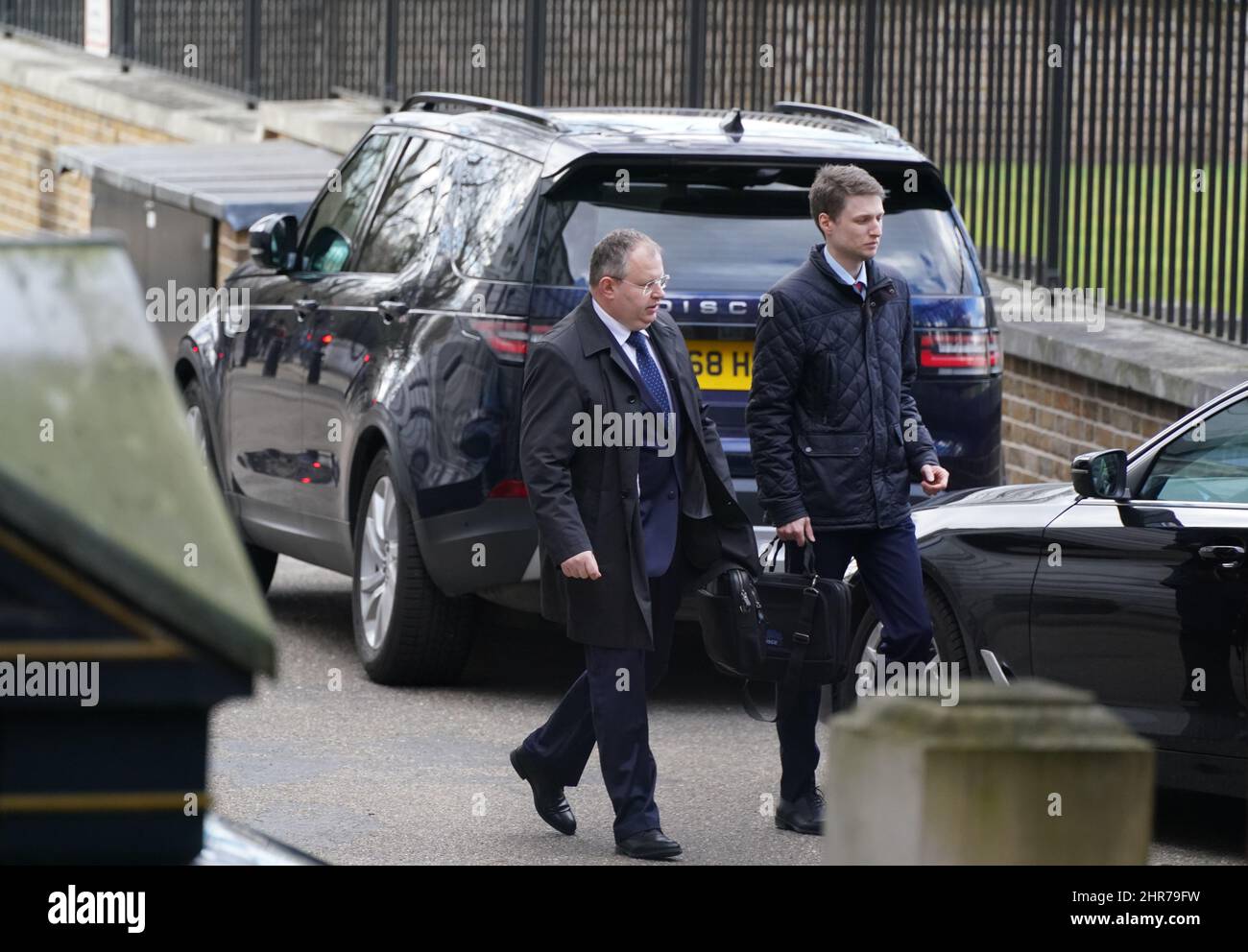Der weißrussische Botschafter im Vereinigten Königreich, Maxim Yermalovich (links), verließ das Foreign & Commonwealth Office im Zentrum von London, nachdem er wegen der ukrainischen Invasion vorgeladen worden war. Bilddatum: Freitag, 25. Februar 2022. Siehe PA Geschichte POLITIK Ukraine. Bildnachweis sollte lauten: Stefan Rousseau/PA Wire Stockfoto