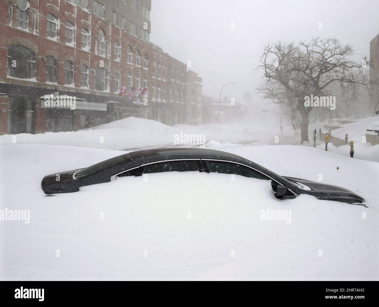 Am Montag, den 16. Februar 2015, wird in der Innenstadt von Charlottetown ein verlassene Auto im Schnee begraben. Ein großer Wintersturm mit Schnee und starken Winden stört die Reise und Stromausfälle wurden in der gesamten Region gemeldet. Die Confederation Bridge, die Prince Edward Island mit New Brunswick verbindet, bleibt für den zweiten Tag geschlossen und die Pflüge wurden von allen Straßen provinziweit gezogen, bis sich die Bedingungen verbessert haben. DIE KANADISCHE PRESSE/Andrew Vaughan Stockfoto
