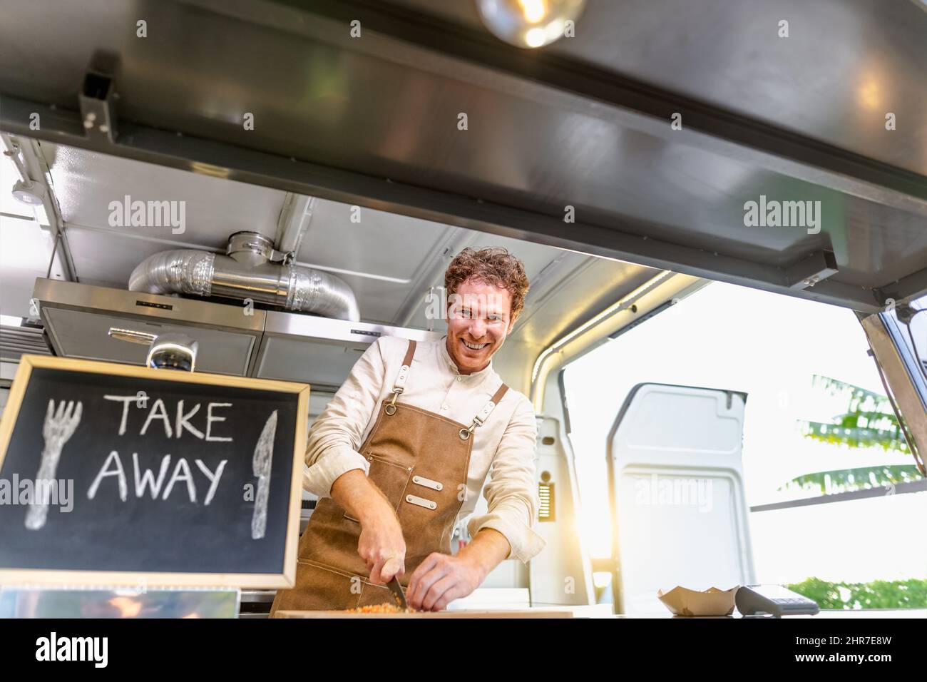 Food-Truck-Besitzer Vorbereitung Mahlzeit Rezept - moderne Küche Geschäft und Take-away-Konzept Stockfoto