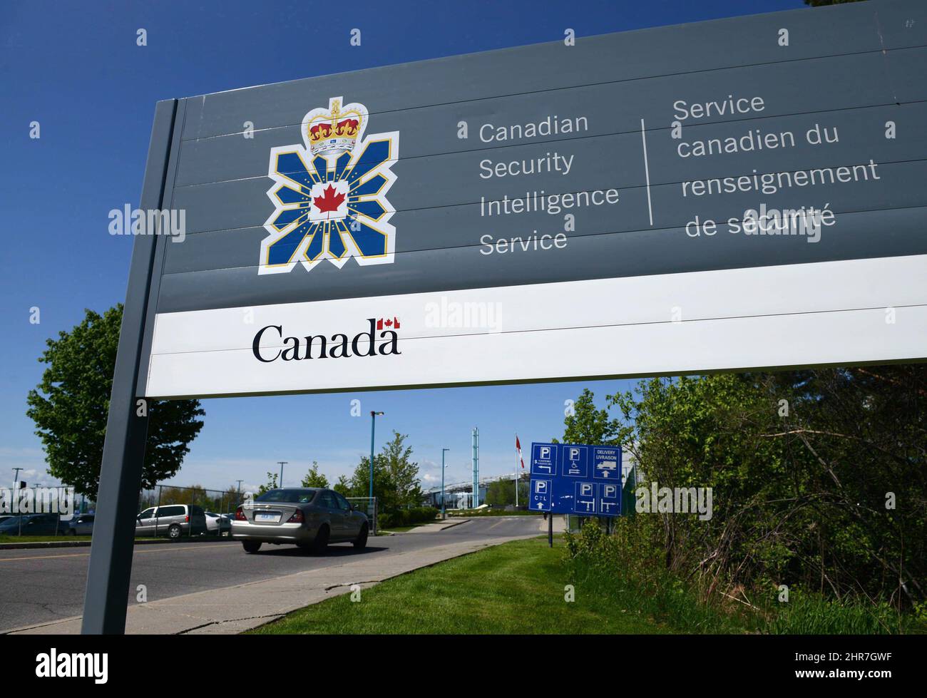 Ein Schild für das Gebäude des Canadian Security Intelligence Service wird in Ottawa gezeigt, Dienstag, 14. Mai, 2013. Das kürzlich veröffentlichte Memo besagt, dass der kanadische Geheimdienst ein "multilaterales Forum vertrauenswürdiger Partner" eingerichtet hat, um Informationen über verdächtige Extremisten auszutauschen, die ins Ausland reisen - eine Gruppe, die über das übliche fünf-Augen-Spionagenetzwerk hinausgeht. DIE KANADISCHE PRESSE/Sean Kilpatrick Stockfoto