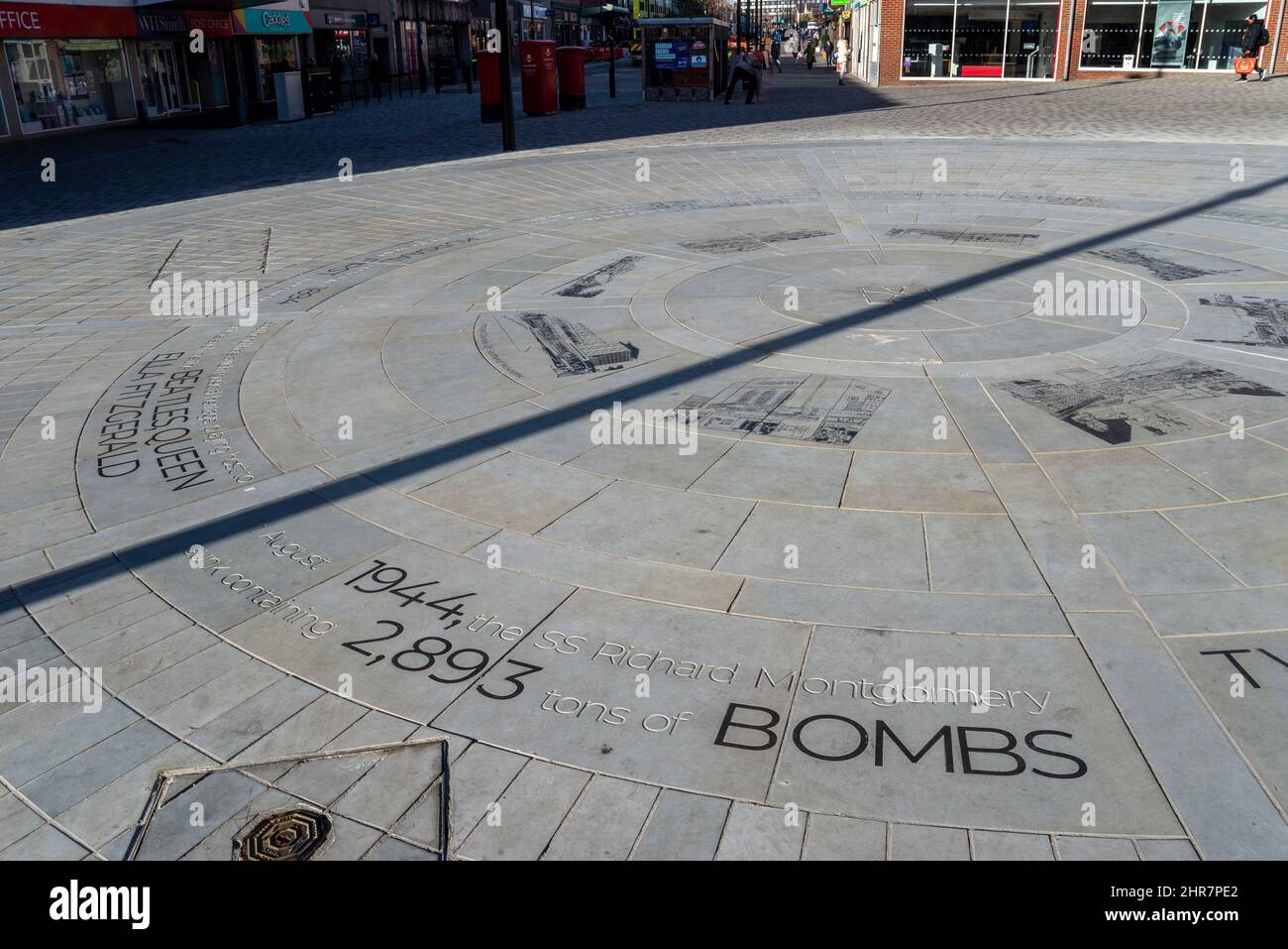 Neu enthüllter Steinkreis auf der High Street in Southend on Sea, Essex, Großbritannien, der lokale Geschichte zeigt. SS Richard Montgomery bombardiert Stockfoto