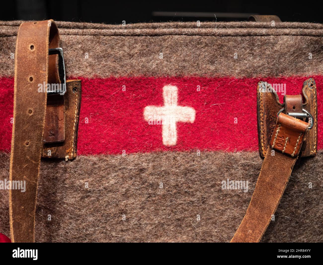 Zürich, Schweiz - 30. Dezember 2021: Schweizer Flagge auf einem Souvenir - eine Modetasche Stockfoto