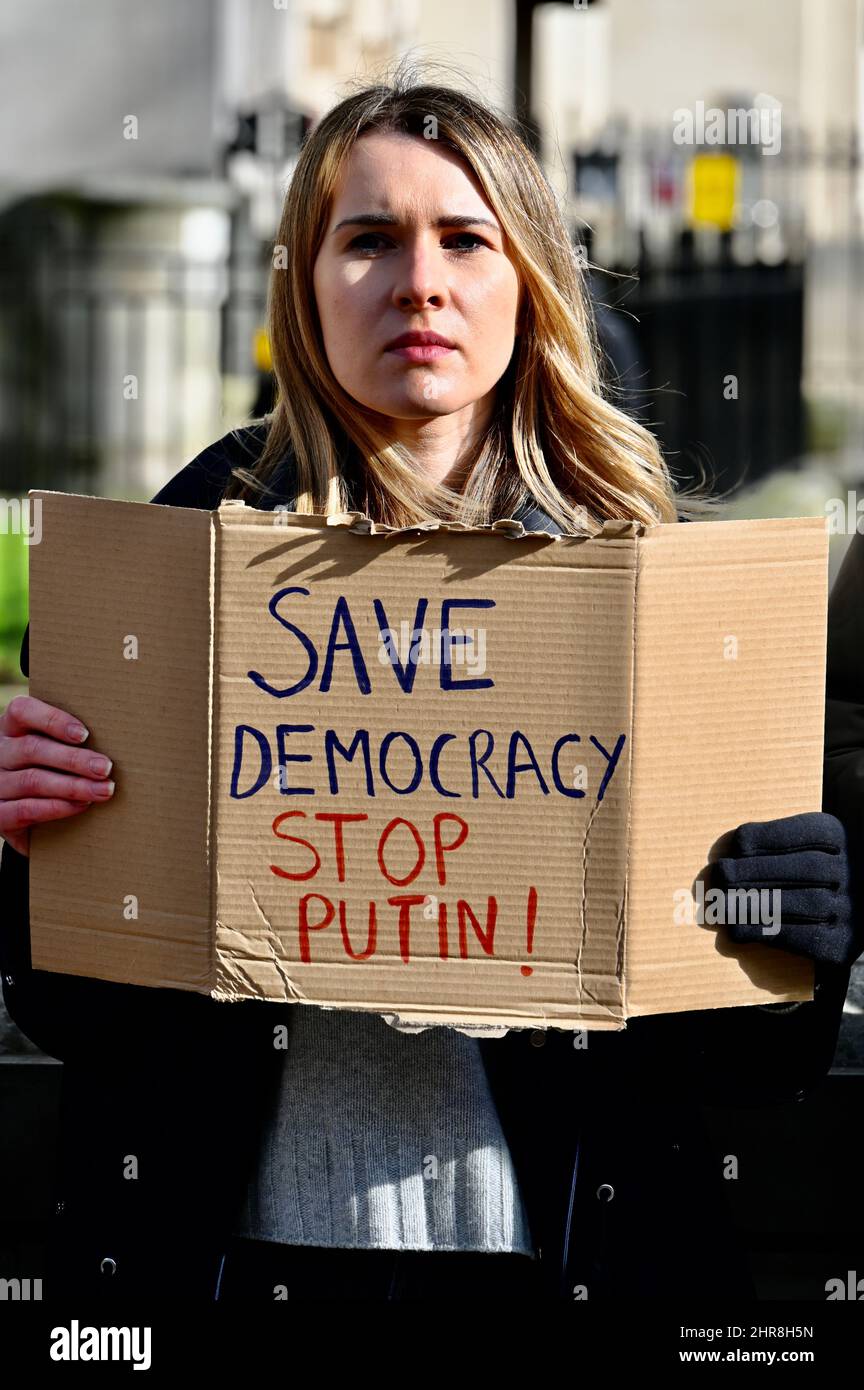 London, Großbritannien. Ukrainische Bürger, die im Vereinigten Königreich leben, versammelten sich vor der Downing Street, um gegen die russische Invasion in der Ukraine zu demonstrieren. Kredit: michael melia/Alamy Live Nachrichten Stockfoto