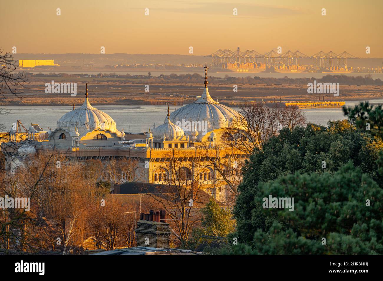 Blick in Richtung Thames Gateway Hafen mit den Kuppeln des Guru Nanak Darbar Gurdwara in Gravesend im Vordergrund bei Sonnenaufgang Stockfoto