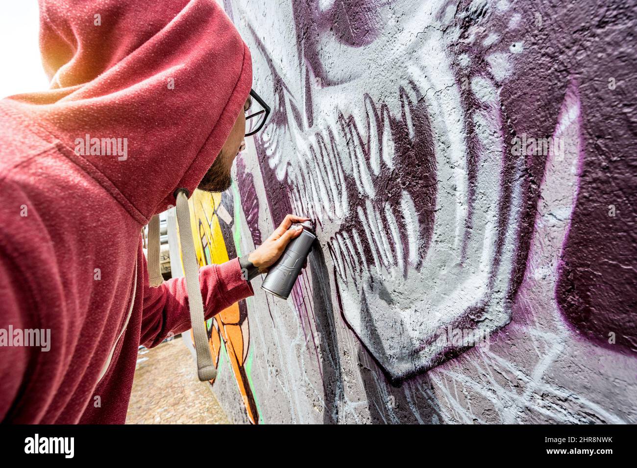 Straßenkünstler Malerei bunte Graffiti an der öffentlichen Wand - modern Kunstkonzept mit Urban Guy Performing und Vorbereitung live murales Mit mehrfarbigem aer Stockfoto