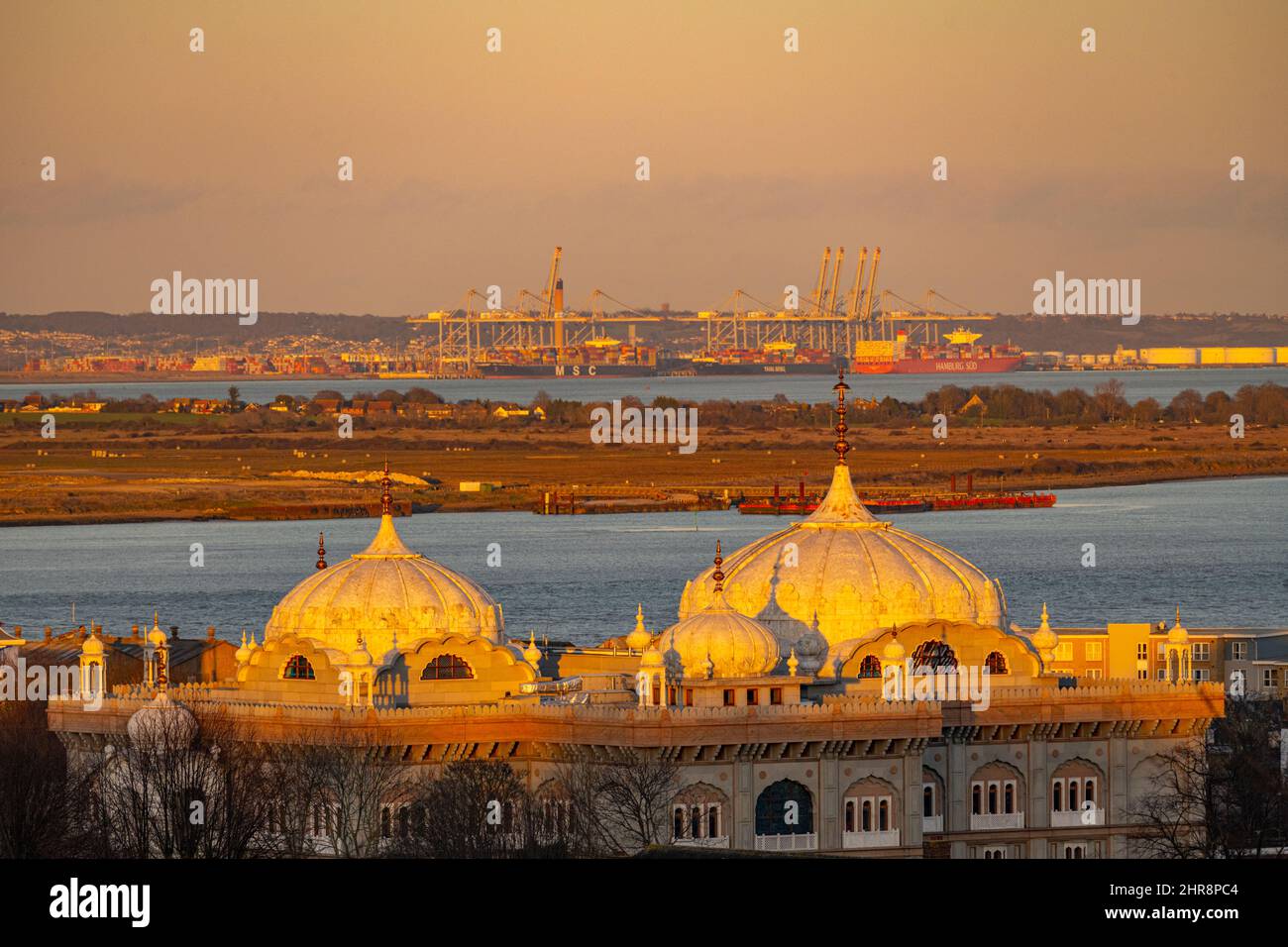 Blick auf den Hafen von Thames Gateway mit den Kuppeln des Guru Nanak Darbar Gurdwara in Gravesend im Vordergrund bei Sonnenuntergang Stockfoto