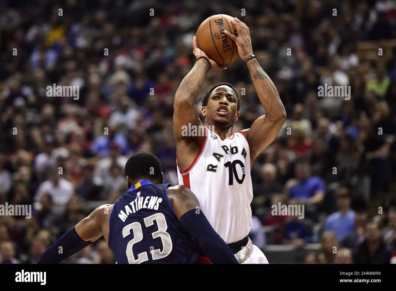 DeMar DeRozan von Toronto Raptors wird von Wesley Matthews (23) von Dallas Mavericks während der NBA-Aktion in der ersten Hälfte am Dienstag, den 22. Dezember 2015, in Toronto gefoult. DIE KANADISCHE PRESSE/Frank Gunn Stockfoto