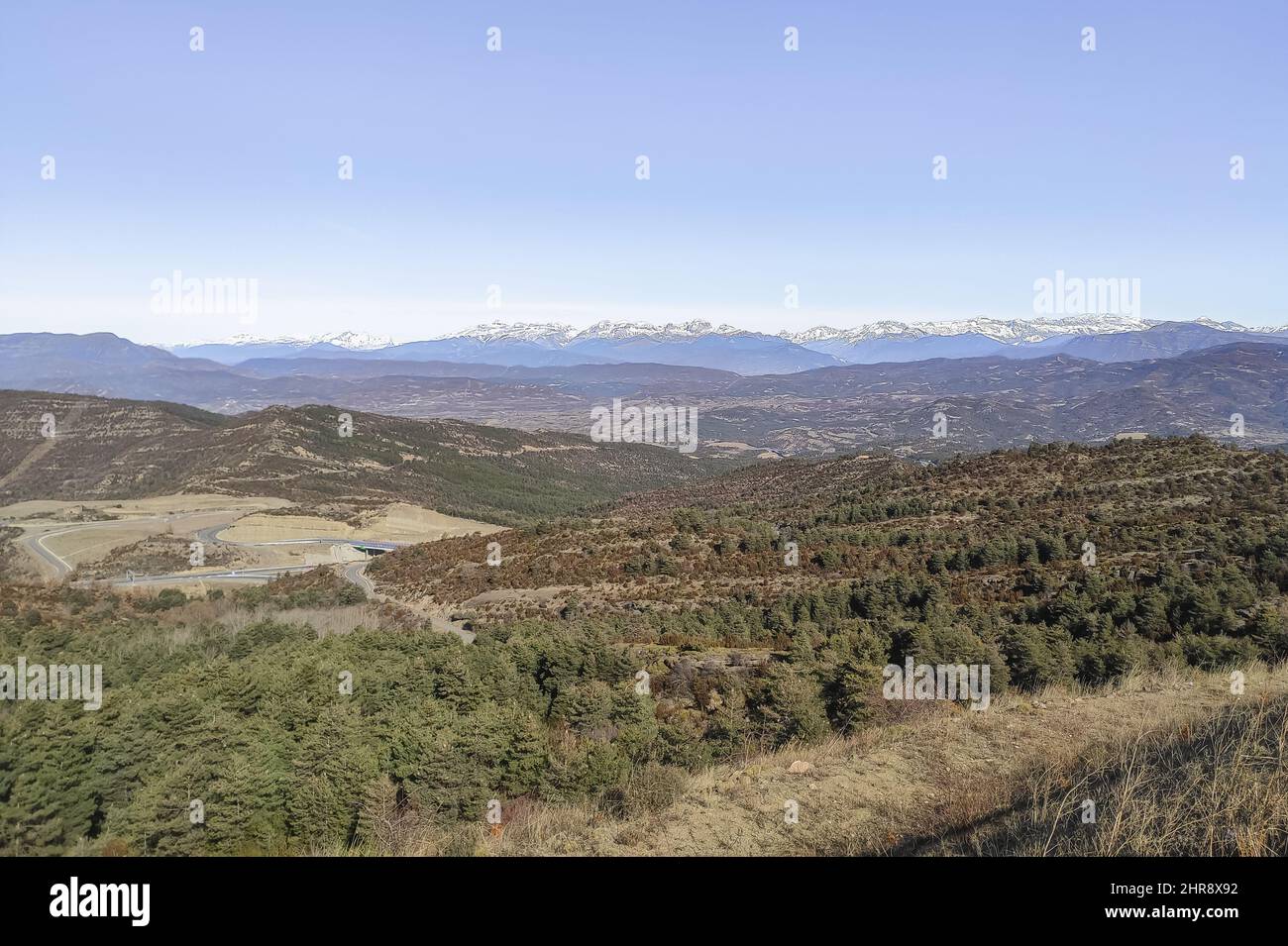 Luftaufnahme erstaunliche Blick auf die Pyrenäen von Monrepos Berg.Schnee in Pyrenäen Berge in Winterlandschaft Stockfoto