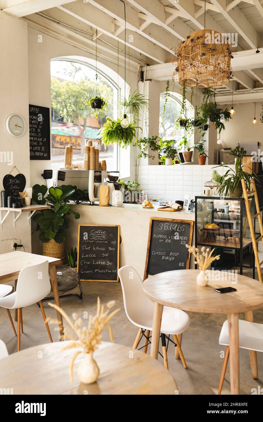 Menüs auf Tafeln inmitten von Möbeln im modernen Café Stockfoto