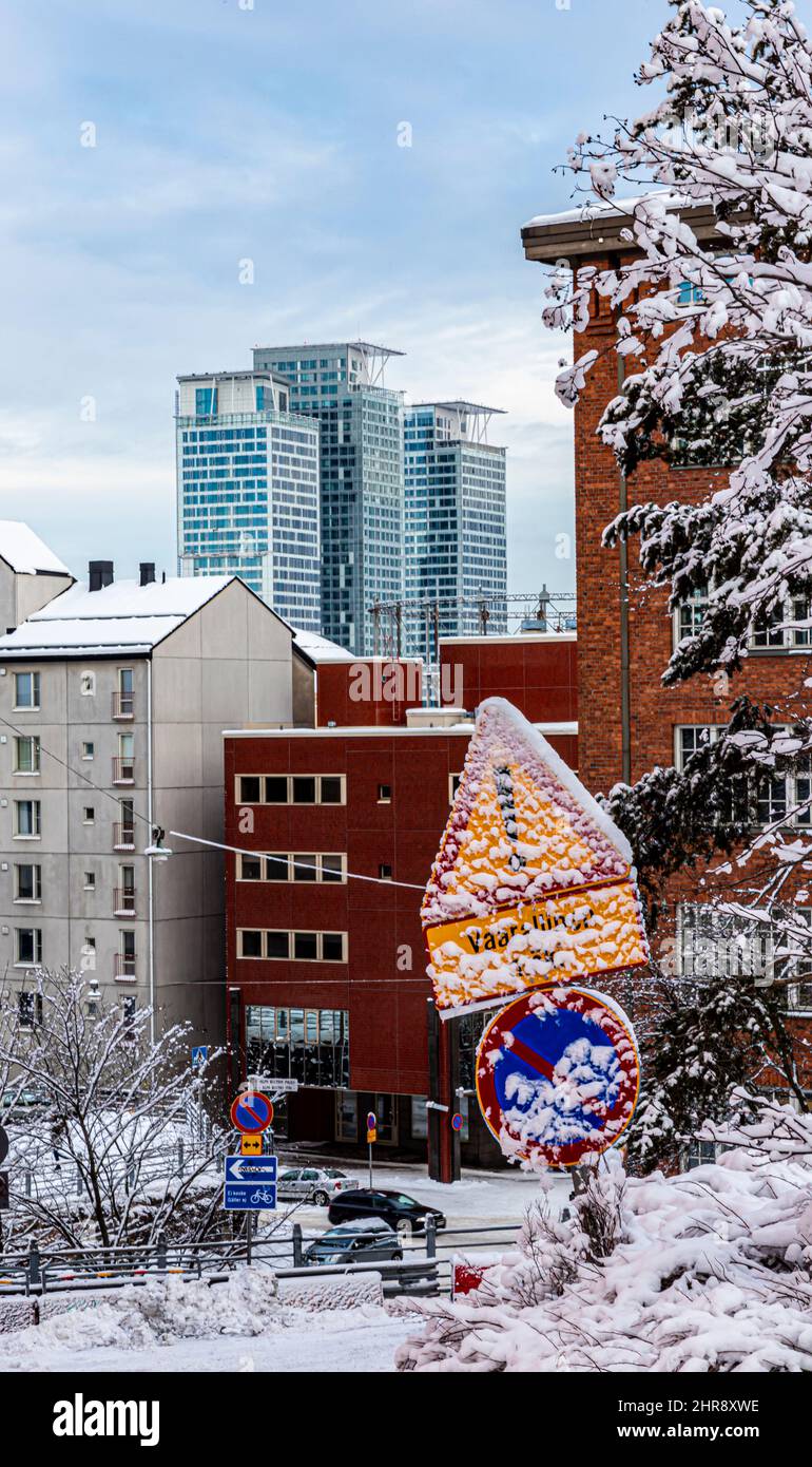 Blick von Vilhonvuori, Helsinki, Finnland, in Richtung Kalasatama im Winter. Stockfoto