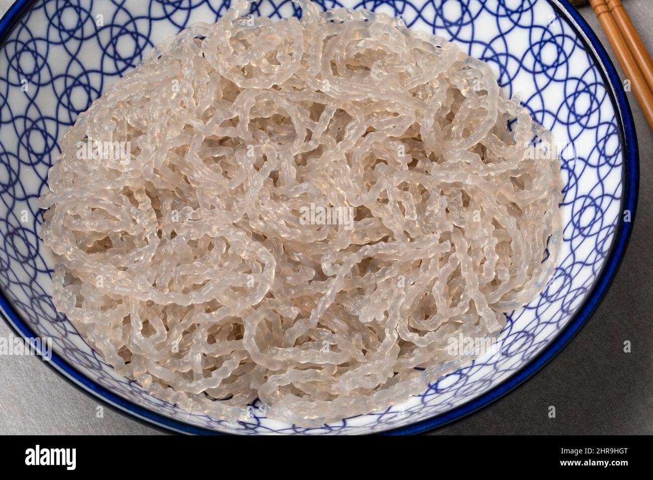 Schüssel mit gesunden gekochten koreanischen Süßkartoffelnudeln aus nächster Nähe Stockfoto