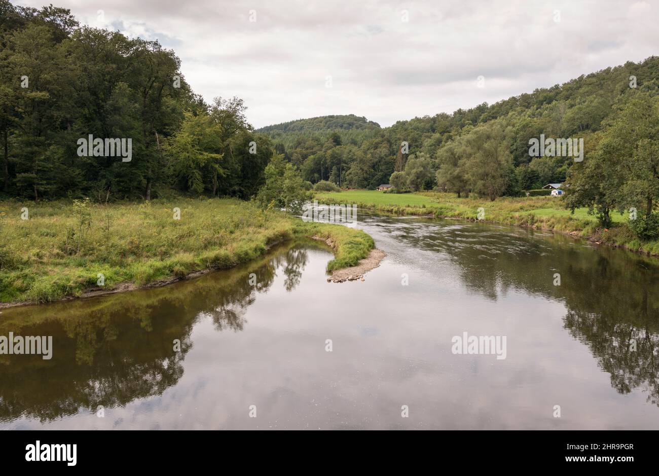 Der Fluss semois in der Nähe des Dorfes Bouillon in belgien Stockfoto