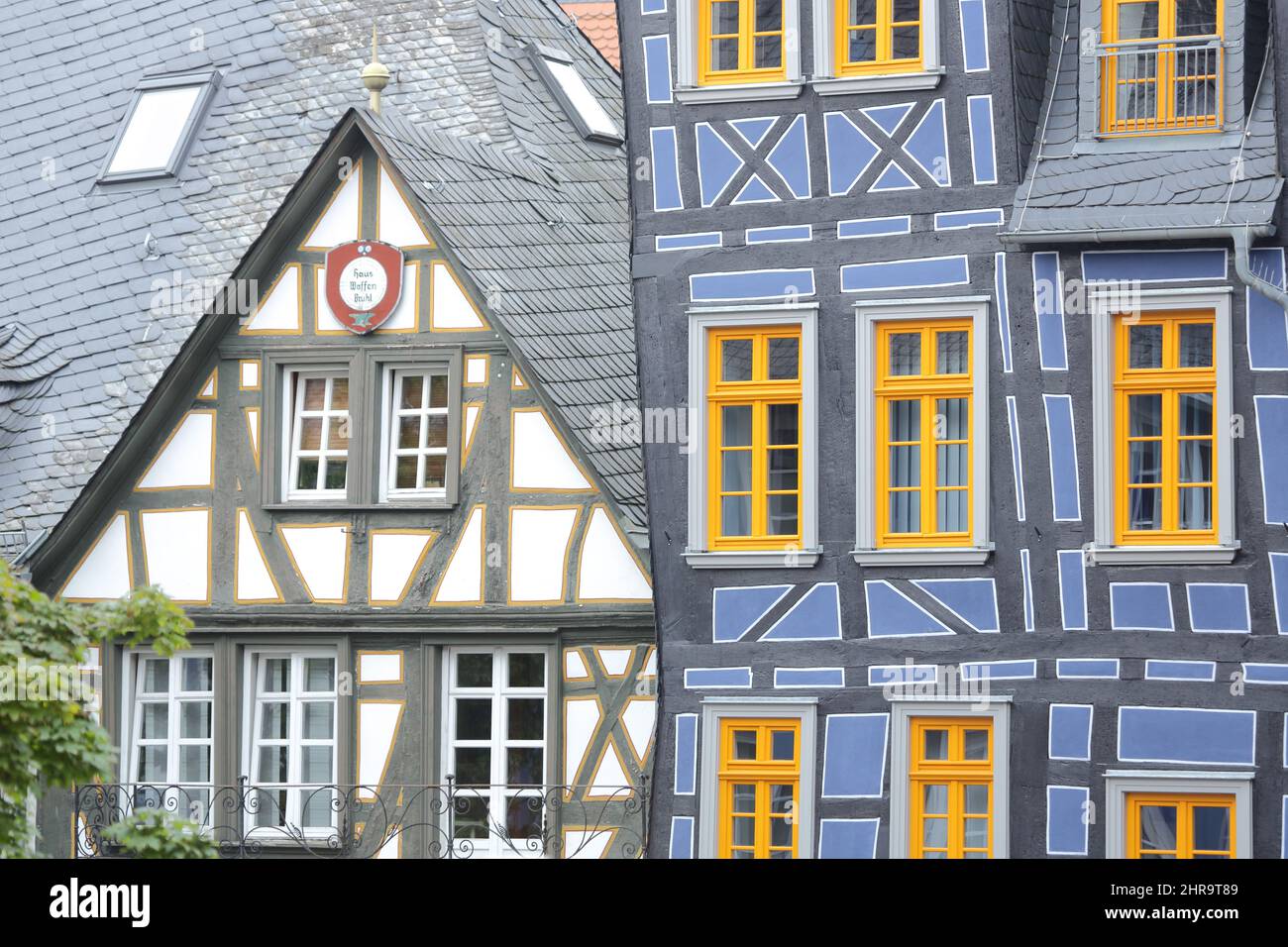 Blue Leaning House und Haus Waffenbrühl, König-Adolf-Platz, Idstein im Taunus, Hessen, Deutschland Stockfoto