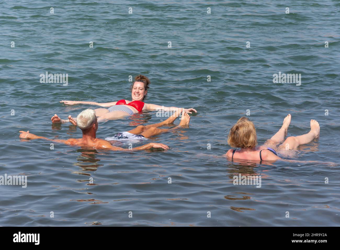 Touristen, die in Salzverdampfungsteichen im Krater, Pedra de Lume, Sal (IIha do Sal), República de Cabo (Kap Verde) schwimmen Stockfoto