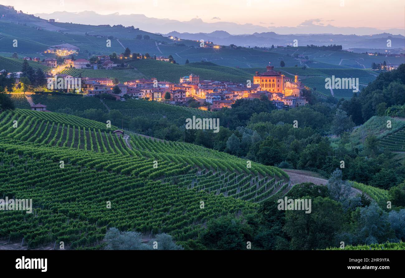 Barolo Dorf beleuchtet am Abend. Langhe Region Piemont, Cuneo, Norditalien. Stockfoto