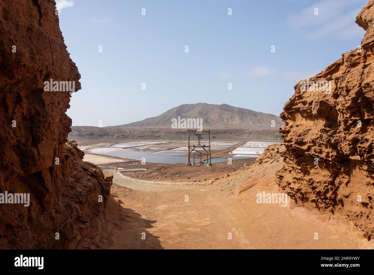 Pfad zu Salzverdampfungsteichen im Krater, Pedra de Lume, Sal (IIha do Sal), República de Cabo (Kap Verde) Stockfoto