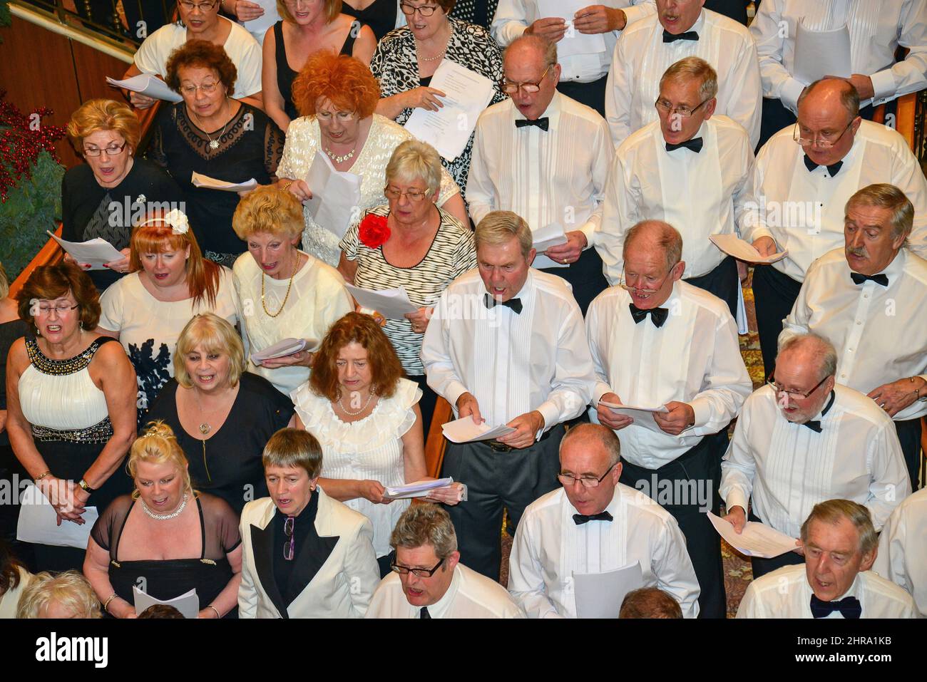 Erwachsene Männer- und Frauenchor singen, Eton, Bukshire, Großbritannien Stockfoto