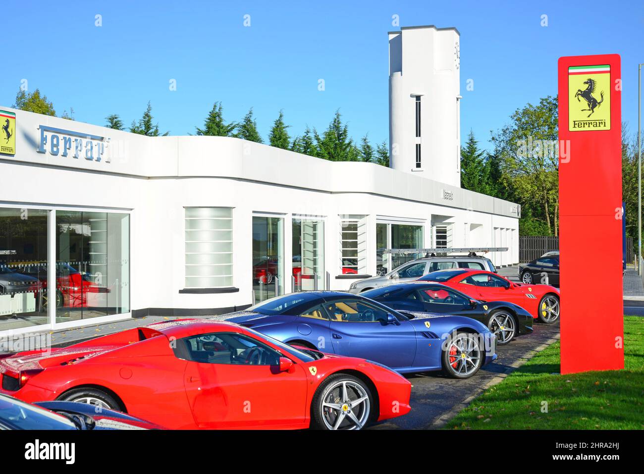 Maranello-Ferrari-Egham Autohaus, Turm Garage, Egham, Surrey, England, Vereinigtes Königreich Stockfoto