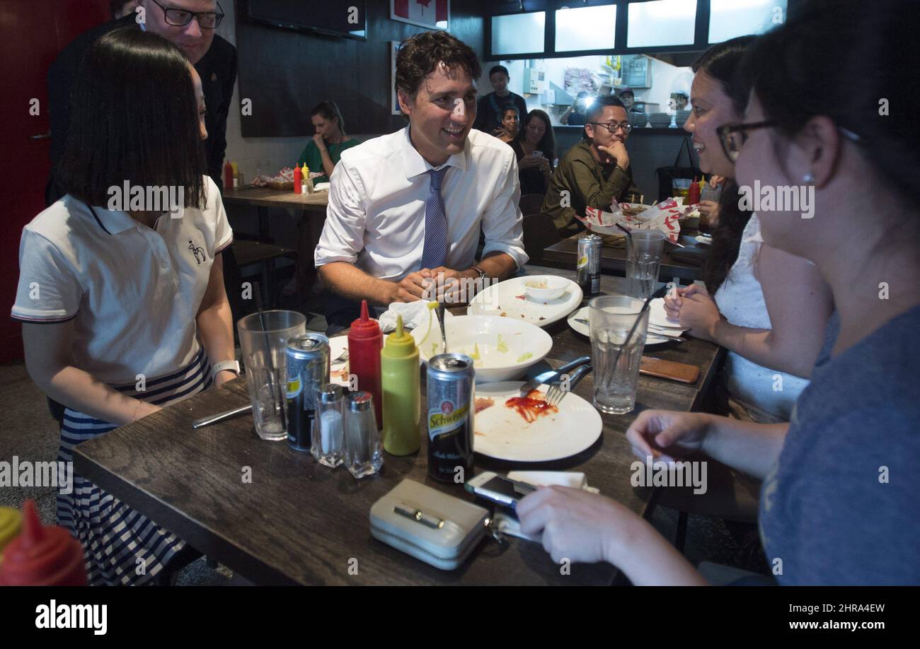 Der kanadische Premierminister Justin Trudeau spricht mit Einheimischen, während er am Freitag, dem 2. September 2016, in einem von einem Kanadier geführten Restaurant in Shanghai auf ein geräuchertes Fleisch-Sandwich wartet. DIE KANADISCHE PRESSE/Adrian Wyld Stockfoto