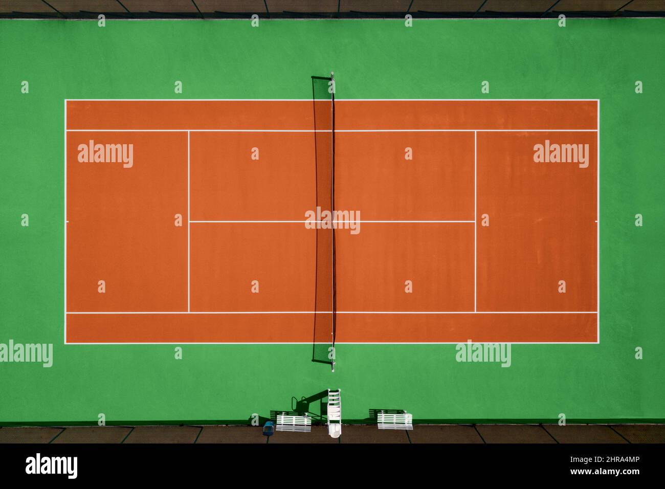 Luftaufnahme des orangefarbenen und grünen Tennisplatzes. Stockfoto