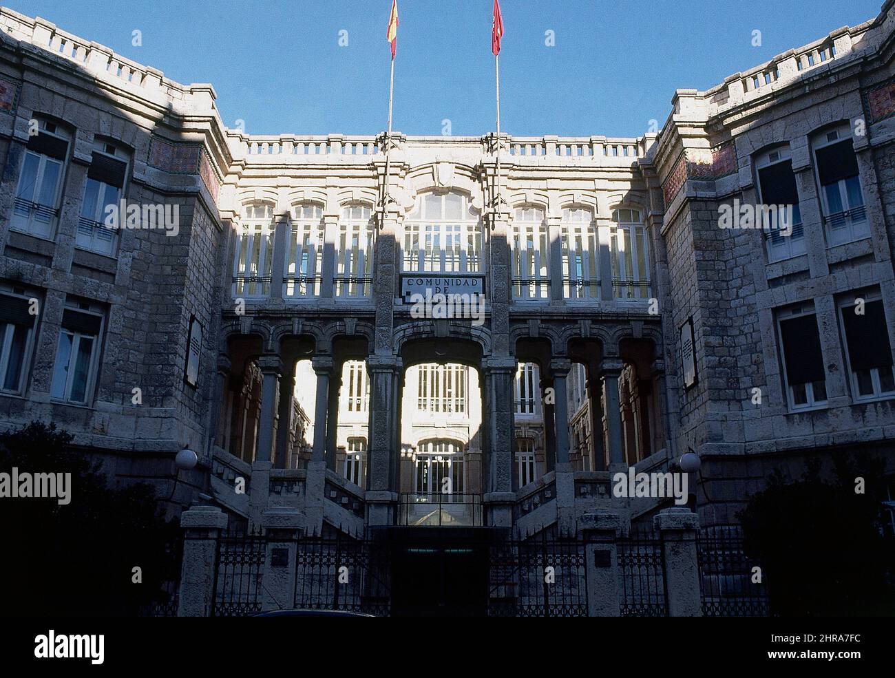 ANTIGUO HOSPITAL DE JORNALEROS CONSTRUIDO ENTRE 1909-1916 CONVERTIDO EN CONSEJERIA DE ORDENACION DEL TERRITORIO DE LA COMUNIDAD DE MADR. AUTOR: PALACIOS RAMILO ANTONIO. ORT: ANTIGUO KRANKENHAUS DE JORNALEROS. MADRID. SPANIEN. Stockfoto