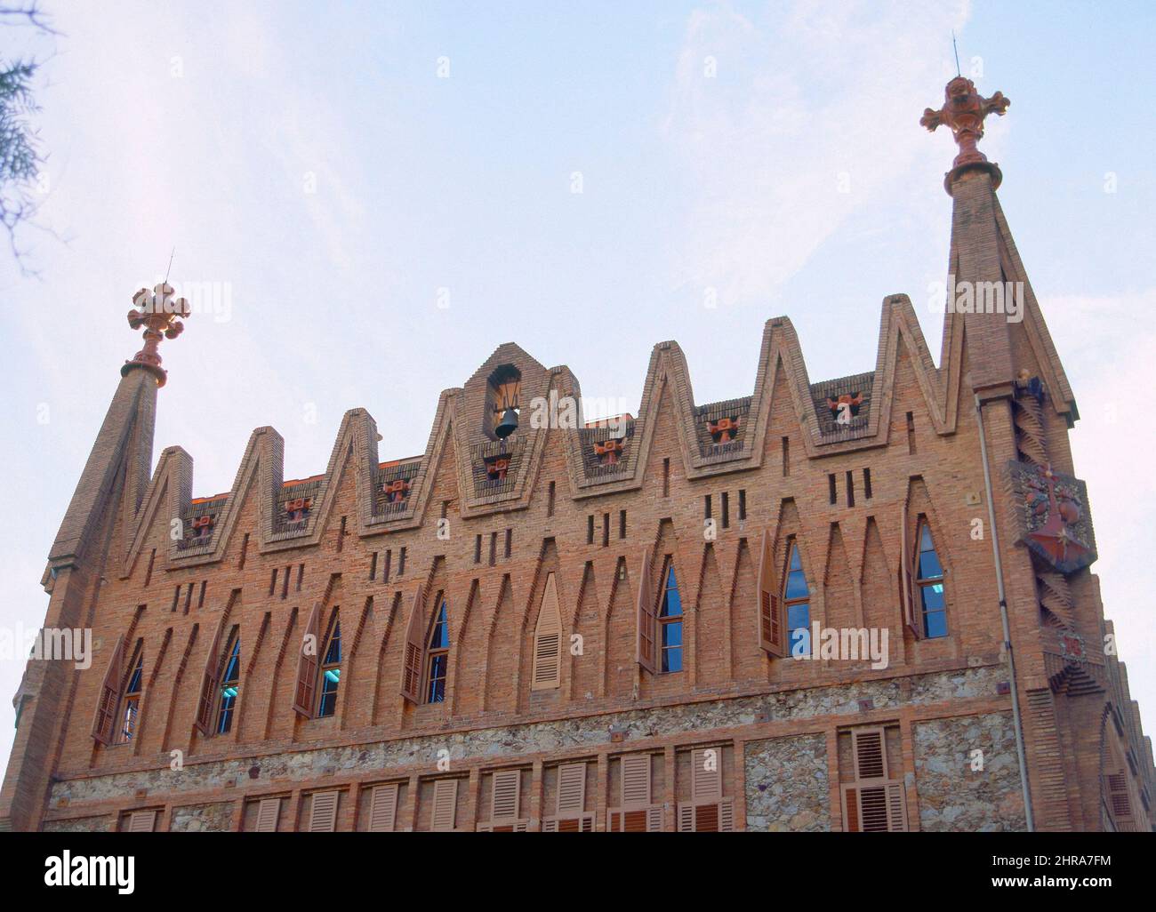 PARTE SUPERIOR DEL EDIFICIO - 1888/89. Autor: ANTONI GAUDI (1852-1926). Lage: COLEGIO TERESIANO. Barcelona. SPANIEN. Stockfoto