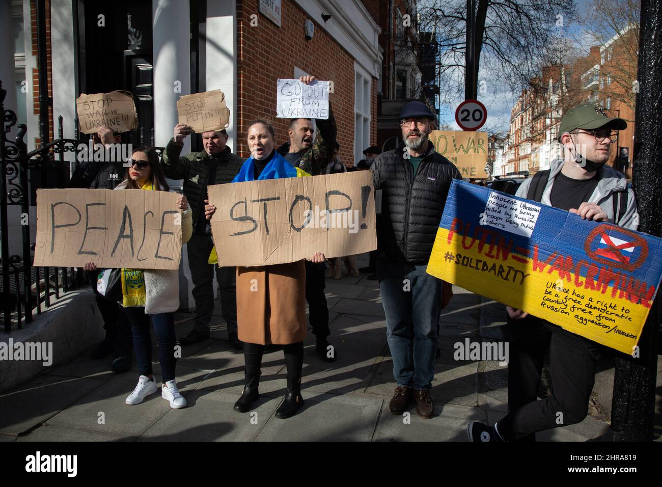 London, Großbritannien. 25.. Februar 2022. Ukrainische Unterstützerinnen außerhalb der Russischen, Botschaft protestiert gegen die jüngsten Angriffe Russlands auf die Ukraine. Quelle: Kiki Streitberger/Alamy Live News Stockfoto