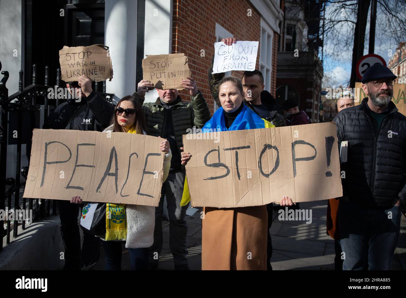 London, Großbritannien. 25.. Februar 2022. Ukrainische Unterstützerinnen außerhalb der Russischen, Botschaft protestiert gegen die jüngsten Angriffe Russlands auf die Ukraine. Quelle: Kiki Streitberger/Alamy Live News Stockfoto