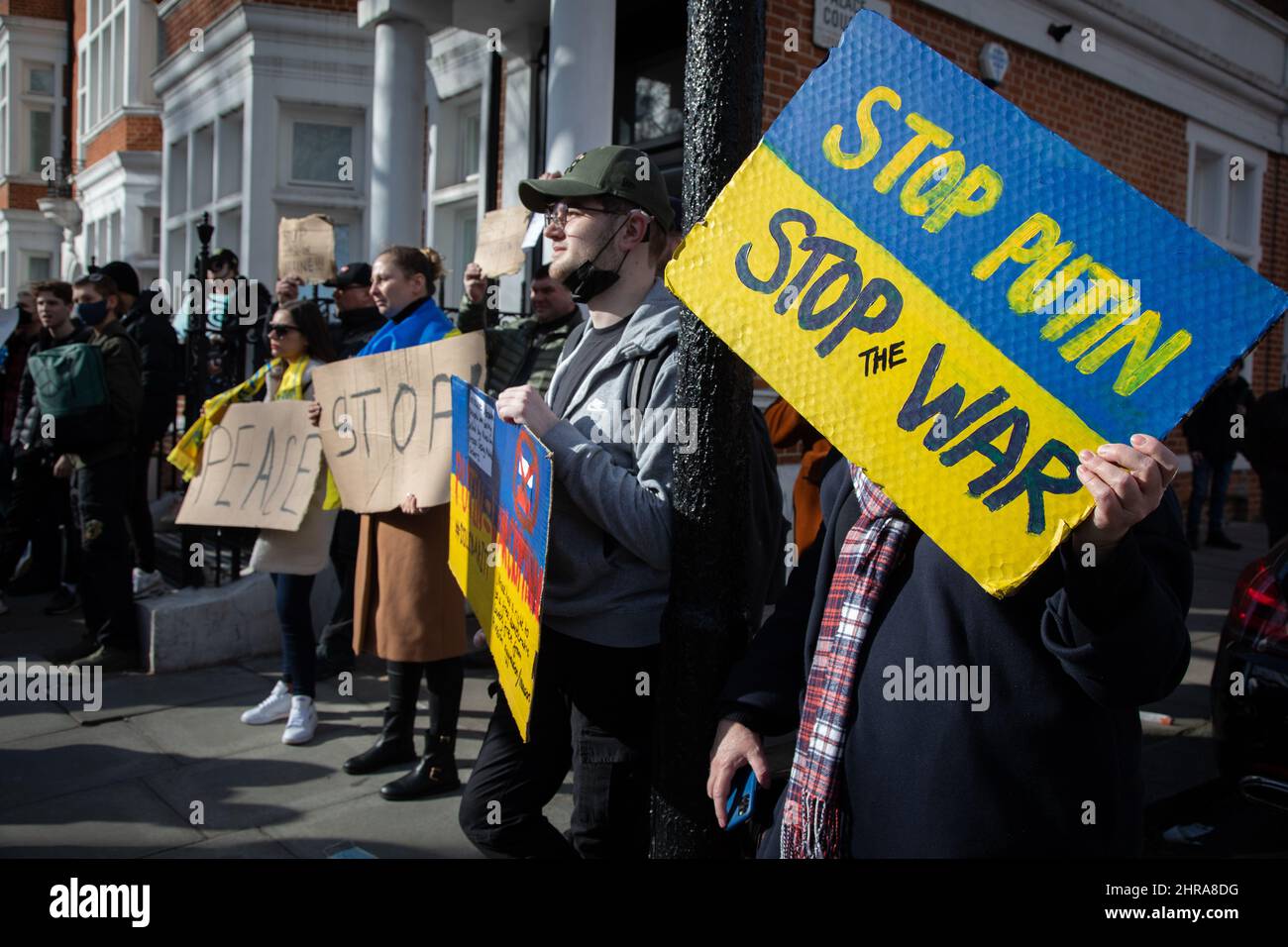 London, Großbritannien. 25.. Februar 2022. Ukrainische Unterstützerinnen außerhalb der Russischen, Botschaft protestiert gegen die jüngsten Angriffe Russlands auf die Ukraine. Quelle: Kiki Streitberger/Alamy Live News Stockfoto