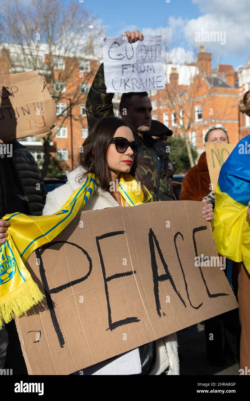 London, Großbritannien. 25.. Februar 2022. Ukrainische Unterstützerinnen außerhalb der Russischen, Botschaft protestiert gegen die jüngsten Angriffe Russlands auf die Ukraine. Quelle: Kiki Streitberger/Alamy Live News Stockfoto