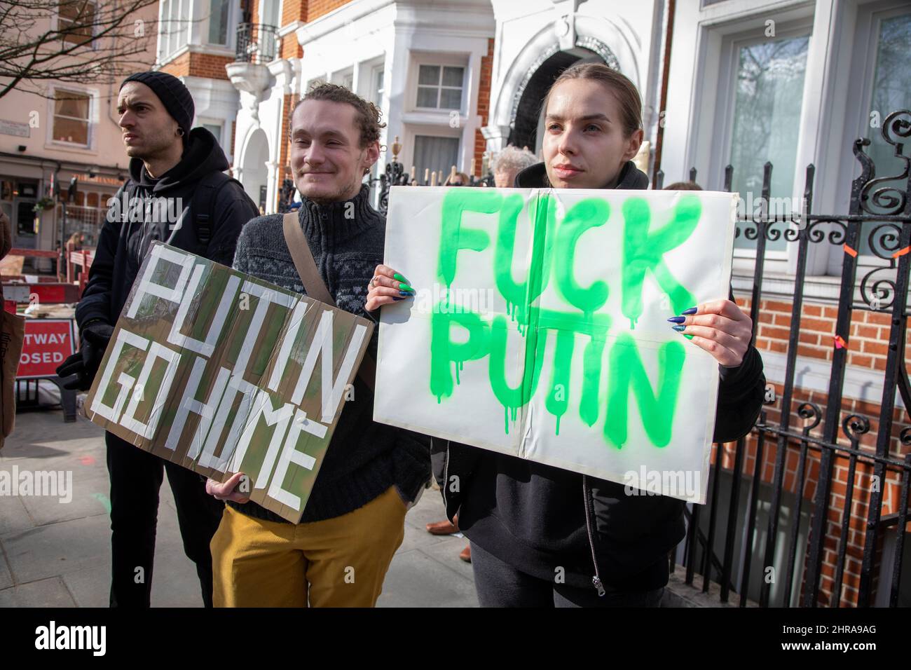 London, Großbritannien. 25.. Februar 2022. Ukrainische Unterstützerinnen außerhalb der Russischen, Botschaft protestiert gegen die jüngsten Angriffe Russlands auf die Ukraine. Quelle: Kiki Streitberger/Alamy Live News Stockfoto