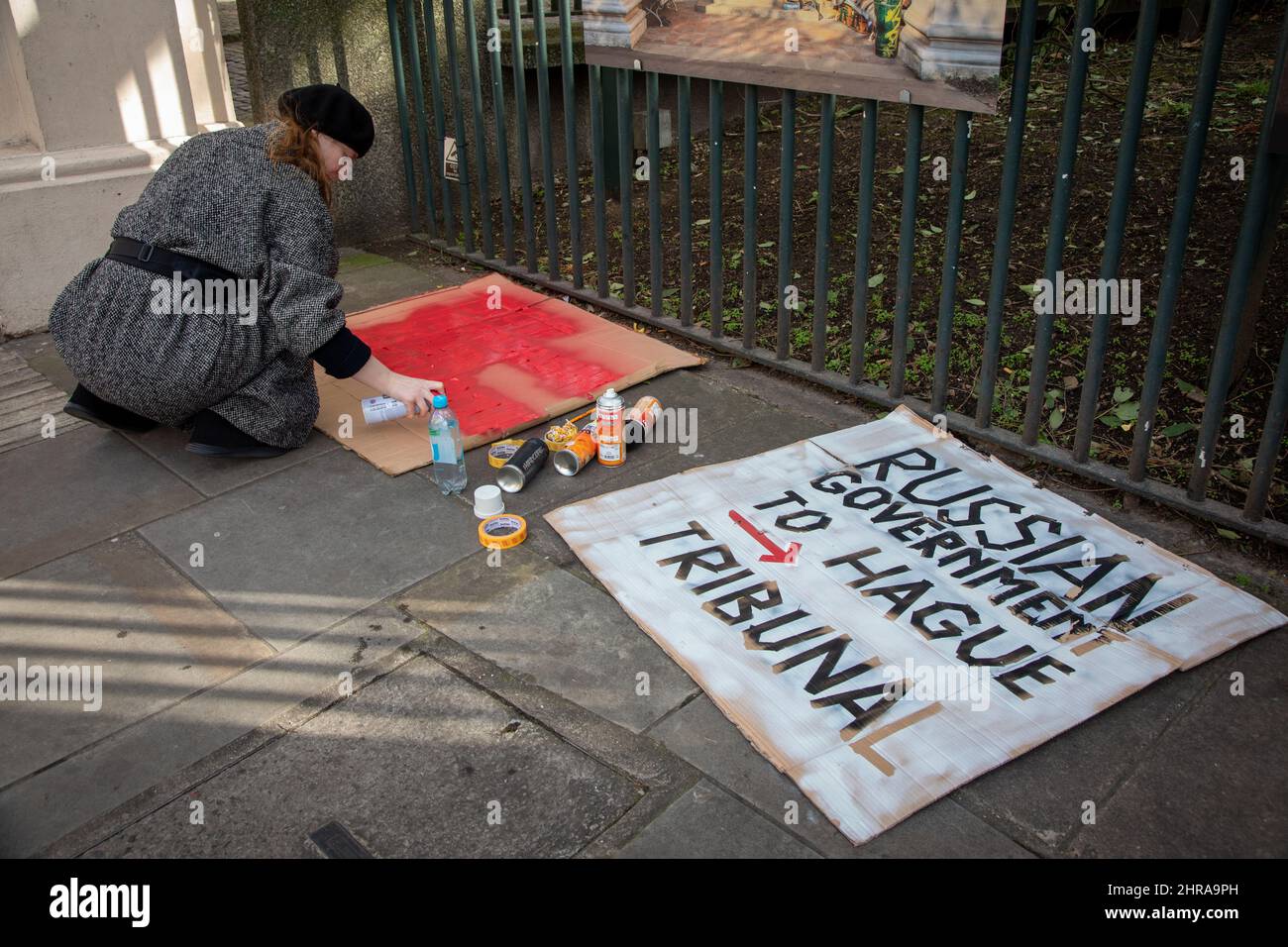 London, Großbritannien. 25.. Februar 2022. Claudia aus Polen bereitet ein Zeichen vor, um gegen den jüngsten Angriff Russlands auf die Ukraine zu protestieren. Kredit: Kiki Streitberger/Alamy Live Nachrichten Gutschrift: Kiki Streitberger/Alamy Live Nachrichten Stockfoto